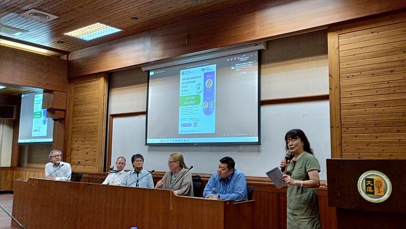 國立成功大學教授鄒文莉主持圓桌論壇，與講者共同探討EMI教育未來發展方向。