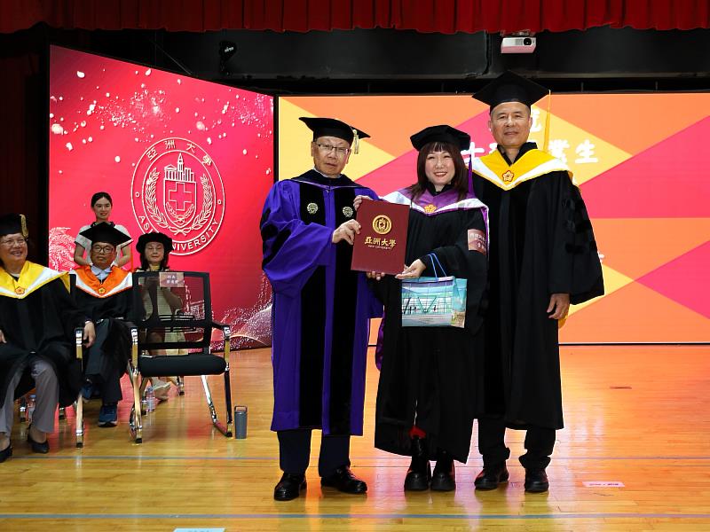 校長蔡進發為博士班畢業生頒授學位證書並合影,祝福同學自信邁向人生新篇章。