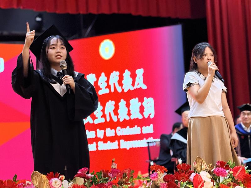 學生代表黃巧如與朱于晴別出心裁,以幽默逗趣的「脫口秀」開場盤點校園趣事,炸翻全場。