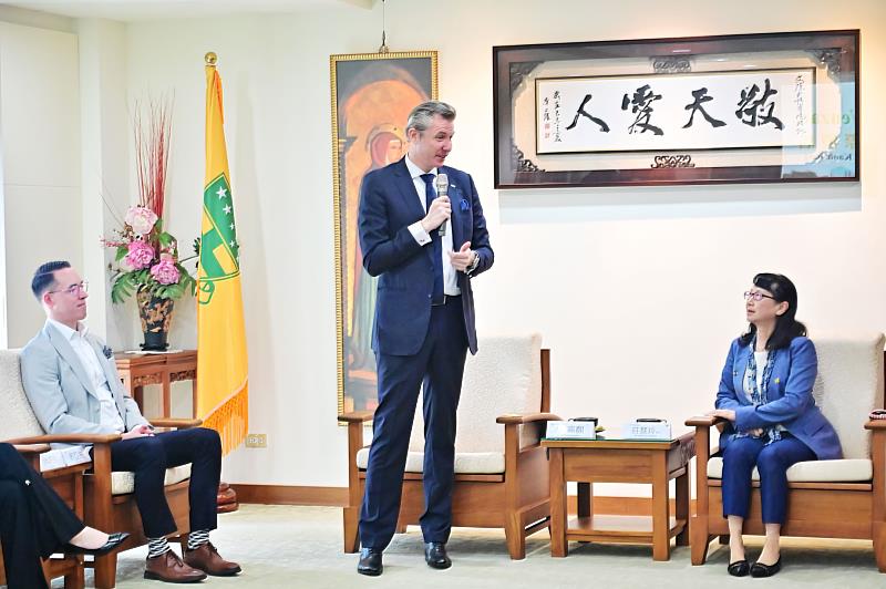 洲際酒店集團（IHG）台灣區域羅嘉麒總經理(中)致詞