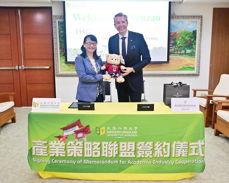 莊慧玲校長(左)致贈60周年紀念熊予羅嘉麒總經理(右)留念