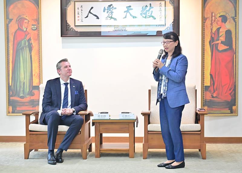 文藻外大莊慧玲校長(右)致詞