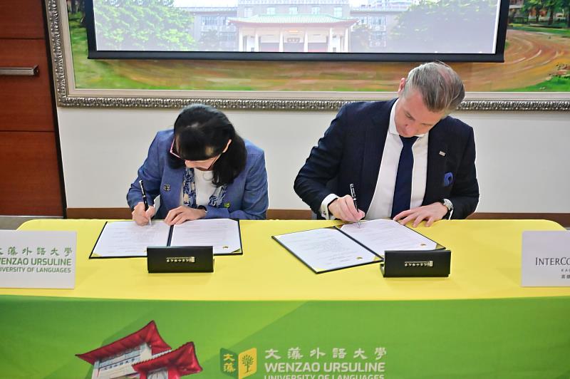 莊慧玲校長(左)與羅嘉麒總經理(右)共同簽署策略聯盟