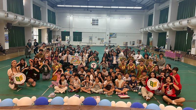 文藻外語大學舉辦「世界小小公民」成果展，外籍學生、合作學校師長與民權國小學童開心合影留念。