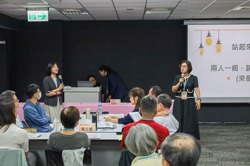 臺師大學務長林玫君（右）及雲科大諮商輔導中心主任陳斐娟（左）受邀進行專題分享。