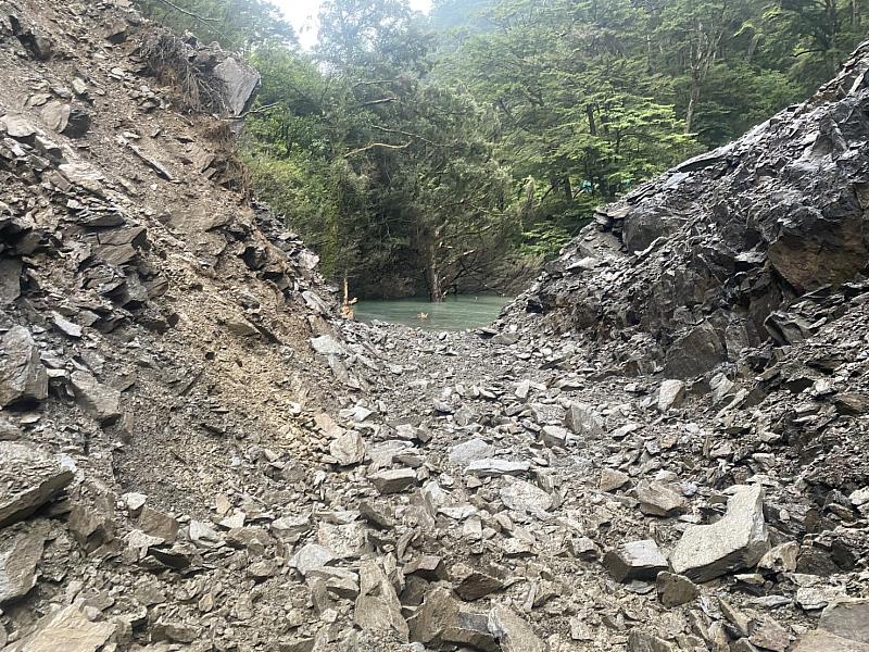 壩體溢流道開挖完成。（下游往上游視角）