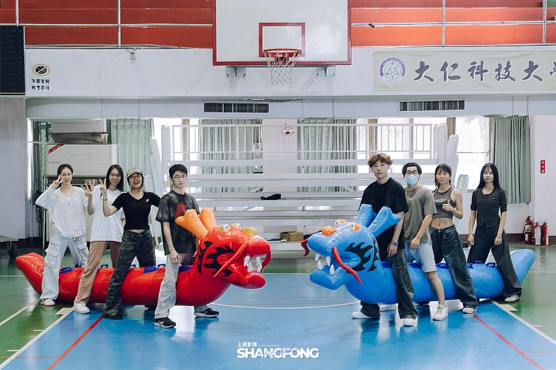 即將比賽的學生們合影。