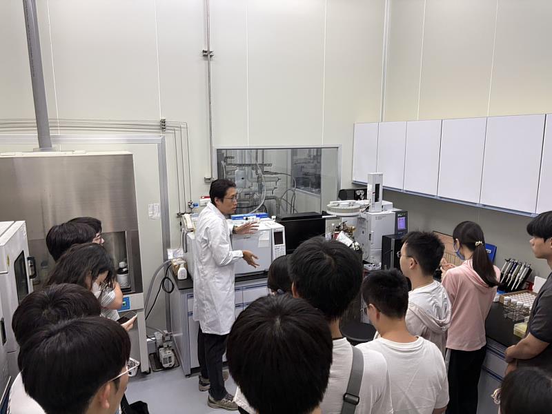 「達諾生技股份有限公司」品控主管介紹精密分析研究室設備。