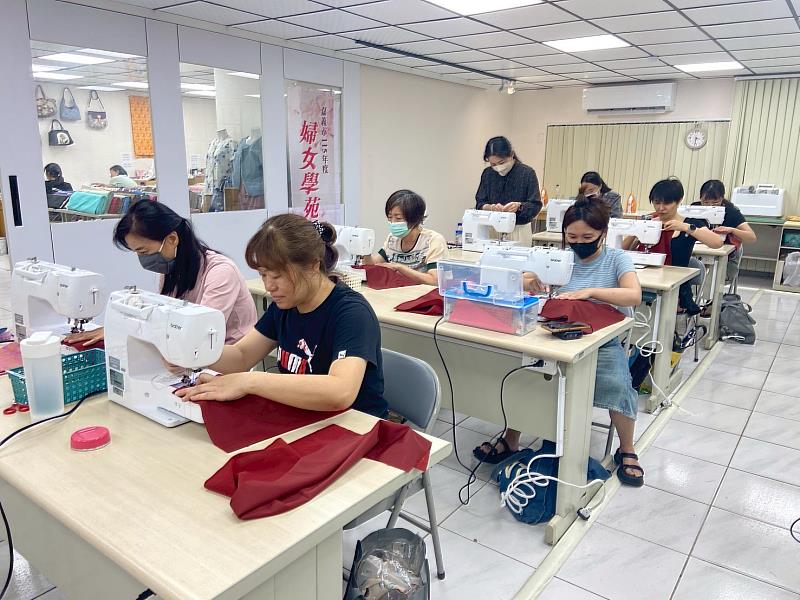 用雙手縫出城市的溫度 嘉義市婦女學苑暖心手作傳遞端午關懷
