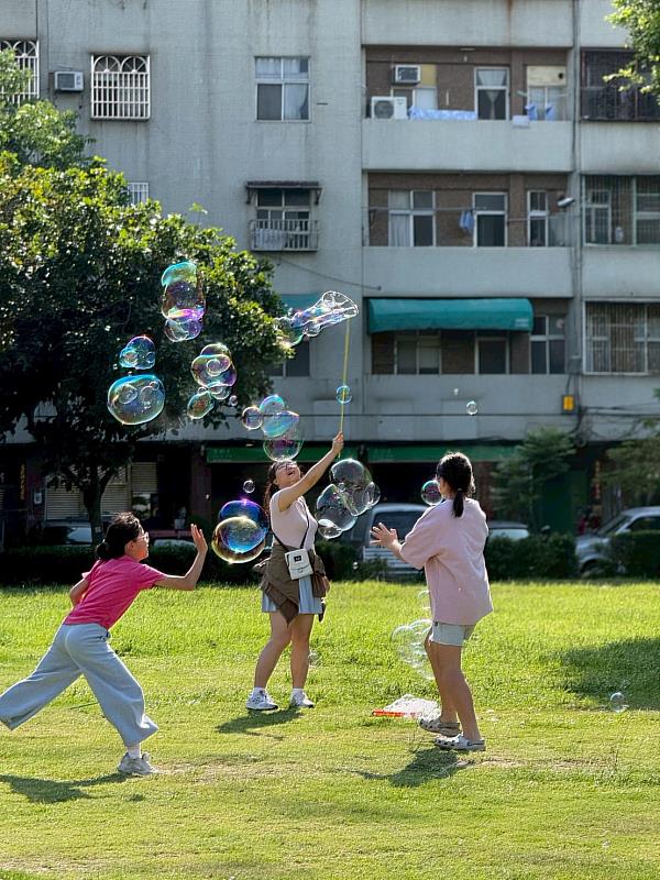 泡泡互動。