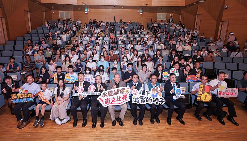 本屆永慶誠實徵文比賽在台南共有105位學生獲獎,許多同學從生活小事出發,分享在自己如何在日常經驗中反思誠實。