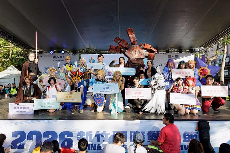 《漫人祭－2026新竹國際動漫節》Cosplay大賽市長高虹安與得獎coser合影。