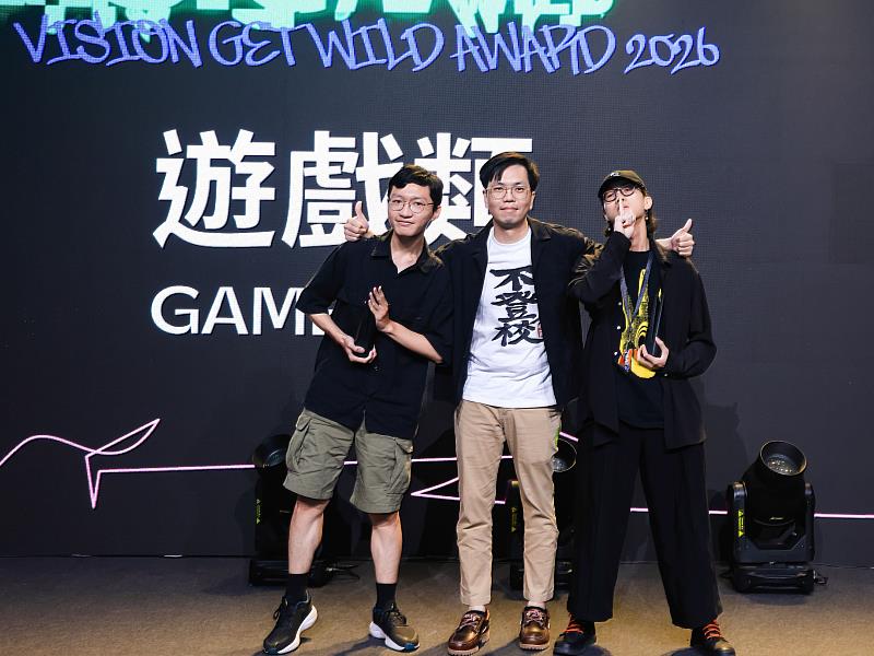 遊戲類PC與主機遊戲組，銀獎「阿嘓大冒險：漂流之空」得獎者陳士軒（左），評審李季弦（中），金獎「A Lovely Night」得獎者李承安（右）。
