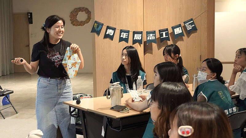 「愛女孩國際關懷協會」理事長暨創辦人劉兆雯（左1）分享非洲服務經驗，帶領青年志工認識月經平權議題。（青年局提供）