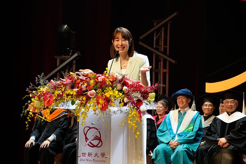 世新大學畢典邀賈永婕致詞，勉畢業生做照亮別人的光。（世新大學提供）