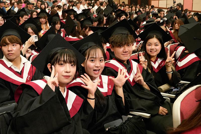 世新大學畢業生在祝福聲中迎向人生新階段。（世新大學提供）