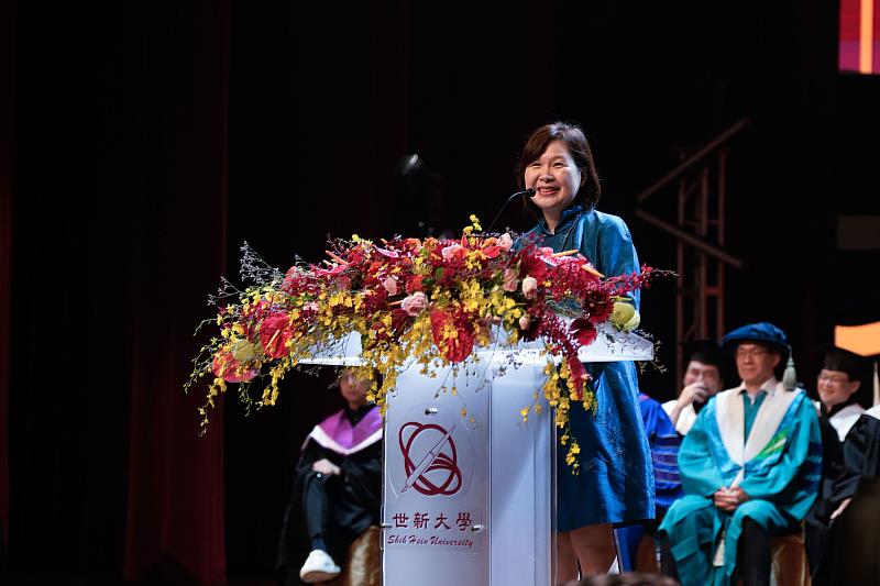外交部亞太司總領事張淑玲重返母校,分享自世新報政科畢業至今的外交官歷程。(世新大學提供)