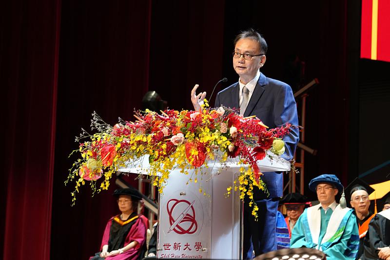 國立空中大學校長許立一以學長身分返校，勉勵畢業生主動走出舒適圈。（世新大學提供）