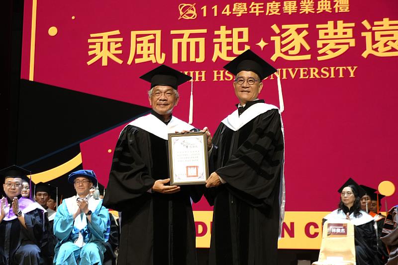 世新大學校長陳清河（左）致贈感謝狀予校友會總會理事長林俊杰（右）。（世新大學提供）