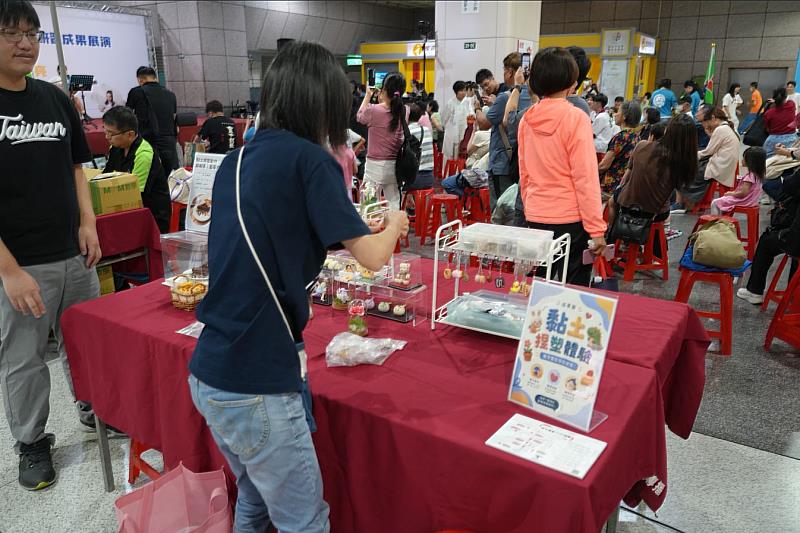 黏土捏塑體驗專區於成果展現場展示手作課程特色。