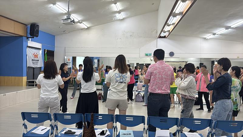 開場示範。