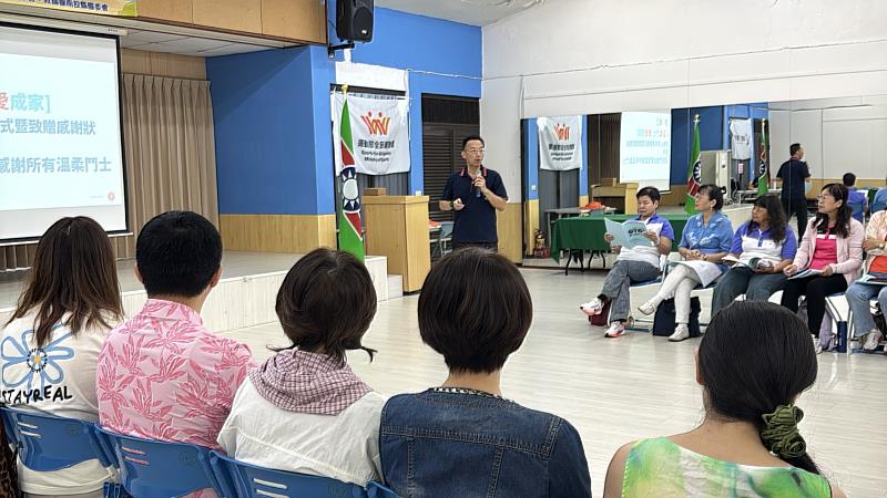 中華青少年活動教育協會榮譽理事長周志岳授課。