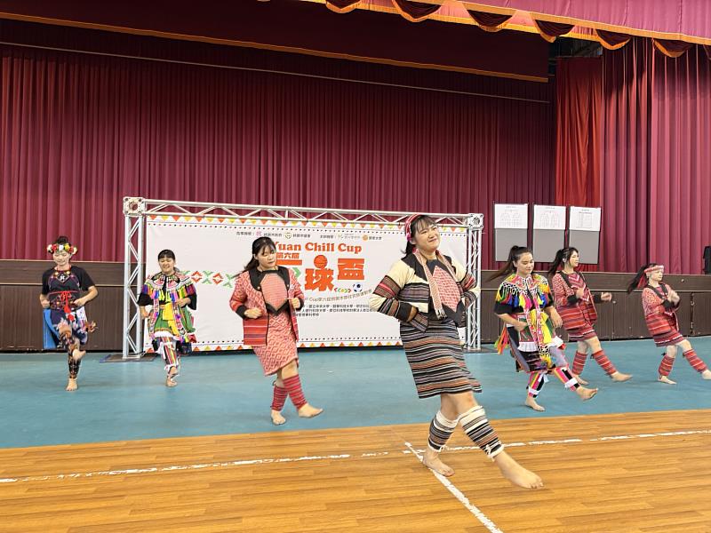 羅浮高中原住民族社團帶來熱力舞蹈，展現原民文化魅力。