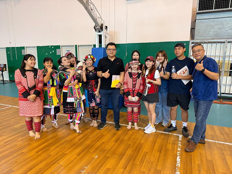 郭鐘達校長、學務長陳炳良與原住民族學生合影，展現跨校交流與青春活力。