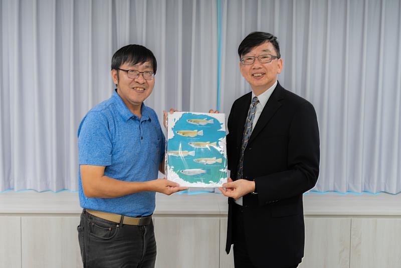 海大陳義雄教授（左）與新北市農業局長諶錫輝（右）合影。（新北市農業局提供）