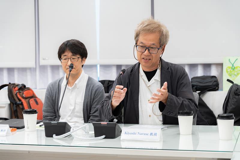 日本國立基礎生物學研究所成瀬清教授（右）分享日本青鱂棲地復育與保種管理經驗。（新北市農業局提供）