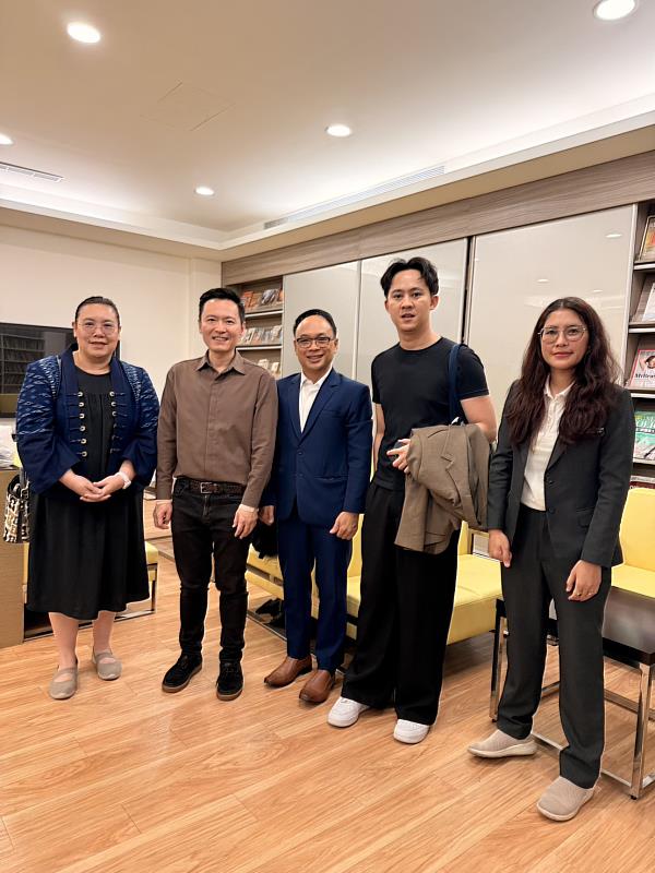 臺科大語言中心洪紹挺主任（左2）與泰國訪問團4位主管教師合影。