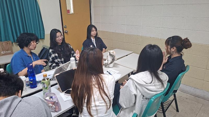 泰國大學生與臺科大本國學生討論跨國教學異同處。