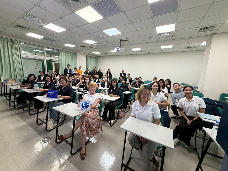 Fulbright學術交流基金會Jean Linehan資深顧問帶泰國學生及臺科大學生一起進行深度的口說練習。