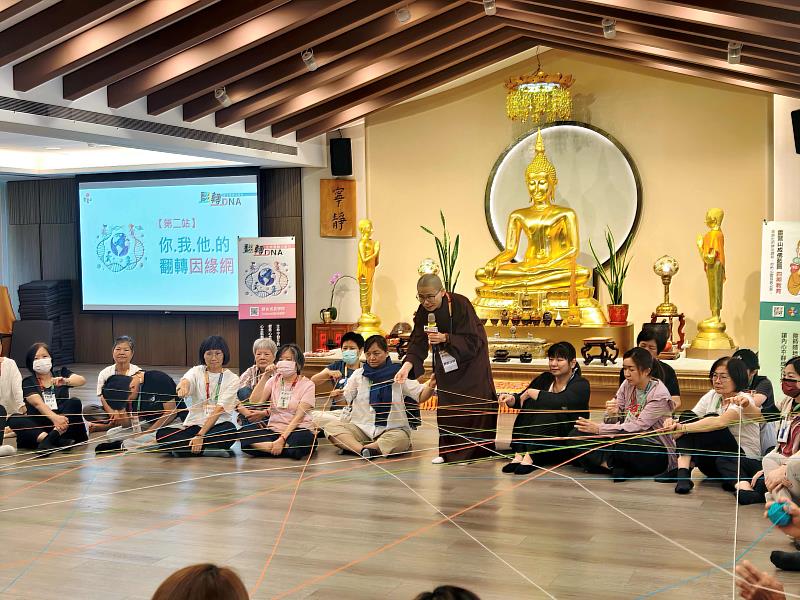 條條因緣線彼此串連、交錯延伸，也在眾人眼前編織出一幅色彩繽紛、環環相扣的因緣網。（圖由靈鷲山佛教教團提供）