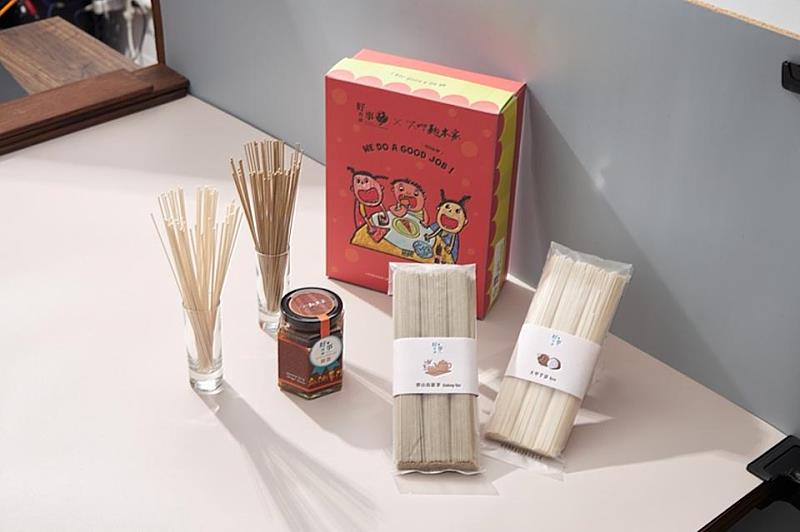 育成社福基金會與傳承90年製麵技術的大呷麵本家聯名推出「想見一麵」禮盒。（圖/頂新和德文教基金會提供）