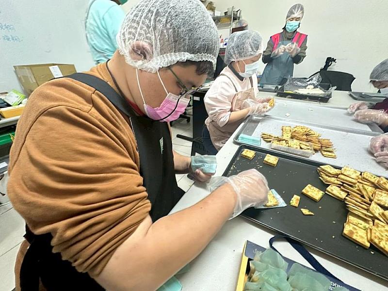 微笑天使烘焙坊經典「33牛軋餅」，從成型到包裝需經過33道工序。（圖/頂新和德文教基金會提供）