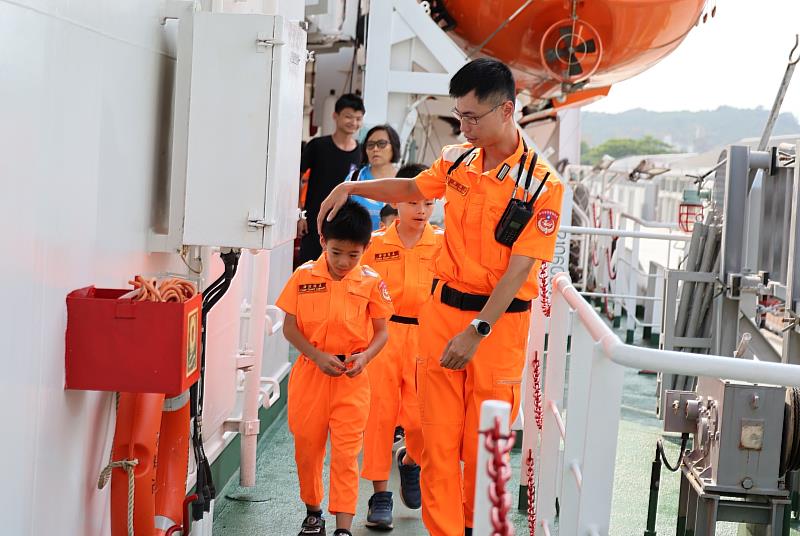 雲林艦張開溫暖臂膀 用陪伴打開孩子的海洋想像