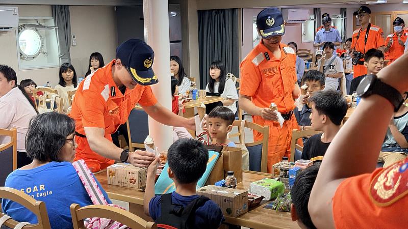 小朋友們於雲林艦享用點心並觀賞海巡動畫短片、與海巡哥哥姊姊們互動。