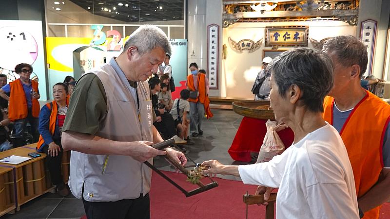 林瑞彥副市長體驗「香腳花」傳統技藝。