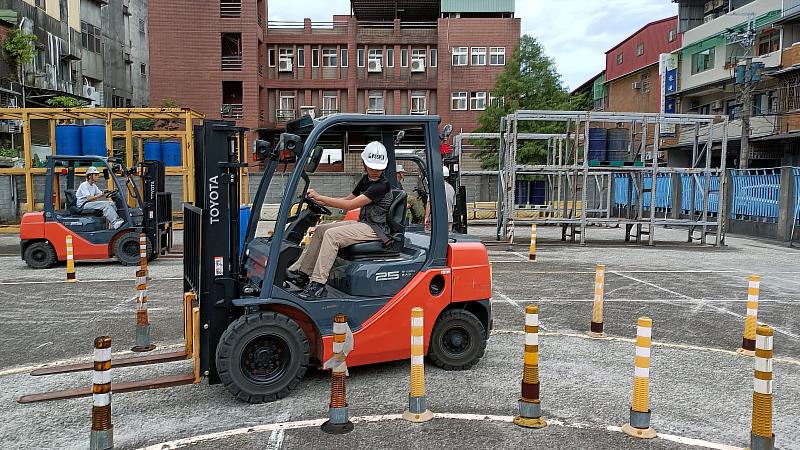 新北役前職訓今(1)日起開放報名，課程緊扣產業脈動與就業市場需求，特別規劃AI數位應用、餐飲技術及機械操作三大領域共5類免費職訓專班、140個名額。