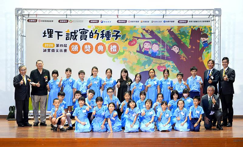 新竹市曙光國小今年共有5百多位同學投稿、39人獲獎,校長徐汶鈴(後排中)與同學們開心合影。