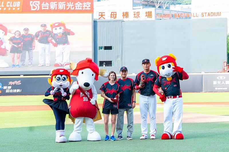 台新新光贊助味全龍 吳東亮及英國在台辦事處代表包瓊郁共同開球