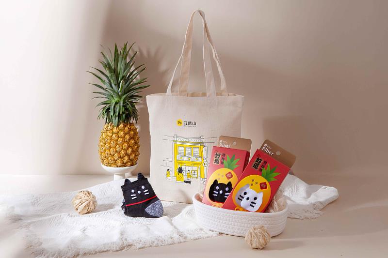除了再生紙漿，品牌不斷拓展鳳梨葉纖維應用領域，陸續推出品牌帆布袋、「好運踏踏襪」等經典商品，讓農廢再利用的可能性無限延伸。（資料來源：旺萊山）