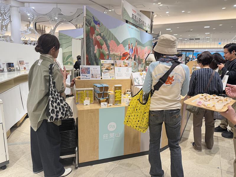 旺萊山積極拓展海外市場，今年不只在年初成功於東京晴空塔設立快閃櫃，4月起更進駐大阪阪急百貨設點，吸引大批國際遊客駐足搶購。（資料來源：旺萊山）