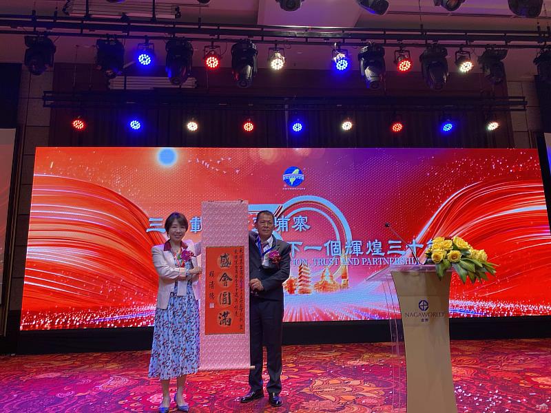 僑務委員會副委員長李姸慧（圖左）代表頒贈總統賀軸予商會。