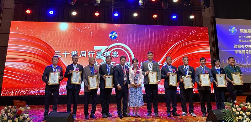 駐胡志明市辦事處處長韓國耀（左5）頒發第15屆協助國人急難救助人員感謝狀。