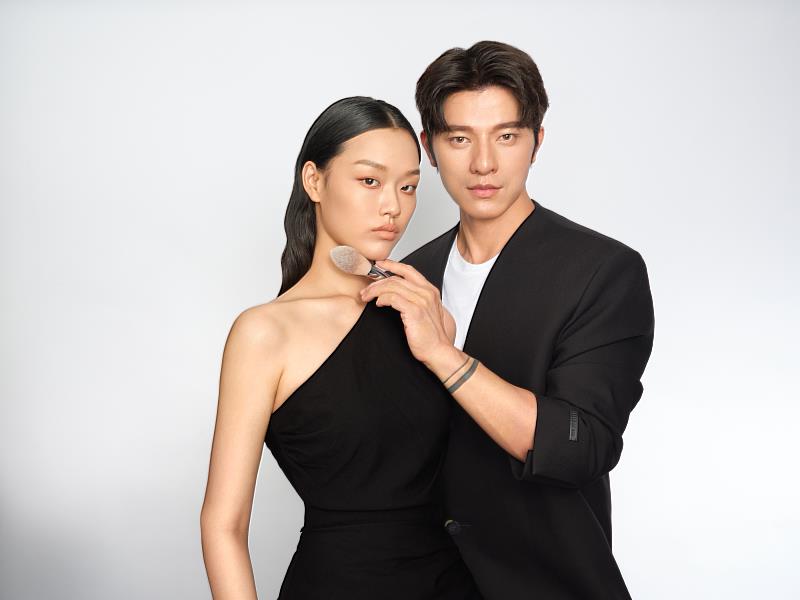 吳君怡（左）替台灣知名彩妝大師小凱老師（右）創立的美妝品牌KAIBEAUTY拍攝形象照。