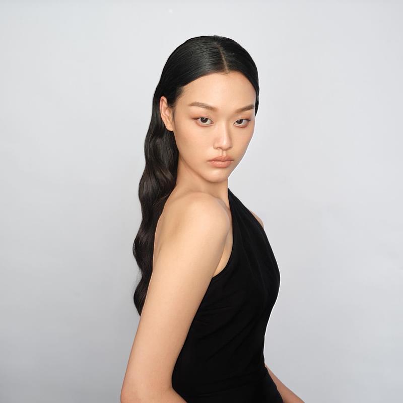 時尚系吳君怡大一即與凱渥集團簽約擔任模特兒，參與彩妝品牌「KAIBEAUTY」 拍攝。