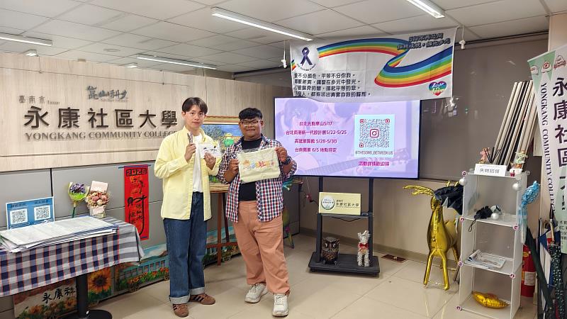 永康社大葉正忠主任（右）致贈禮品予郭育志（Nick Kueh）講師（左）。