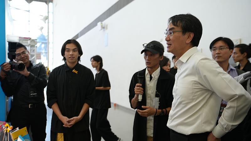 數位發展部林宜敬部長觀賞學生作品。